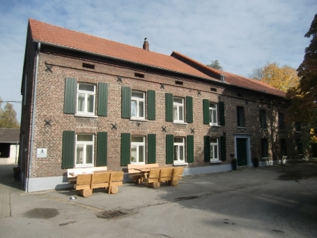 Niederkrüchten : Dilborner Straße, Wohnhaus und Mühlengebäude ( rechte Gebäudehälfte ) der Dilborner Mühle. Es ist die letzte Mühle auf deutscher Seite, die von der Schwalm mit Wasser versorgt wird. Hinter dem Gebäude befindet sich ein Campingplatz.